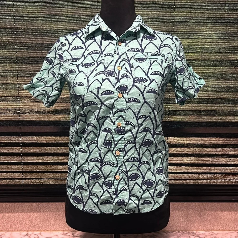 Cat & Jack Boys Green w Blue Shark Print SS Button Front‎ Cotton Shirt Med 8/10